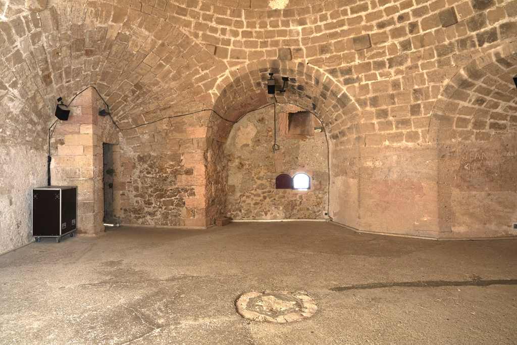 Donjon, casemate d'étage de la grosse tour nord-ouest, niche d'entrée et niches de canonnières