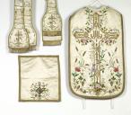 ensemble de vêtements liturgiques : chasuble, voile de calice, étole, manipule (ornement blanc)