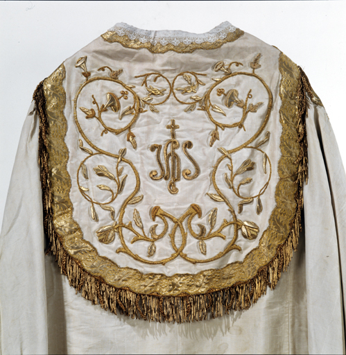 ensemble de vêtements liturgiques : chape, chasuble, 2 dalmatiques, 3 étoles, 3 manipules, bourse de corporal, voile de calice (ornement blanc)