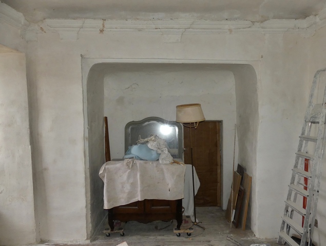 Partie centre-est. Rez-de-chaussée, grande salle. Mur est, grande niche et porte de la partie est.
