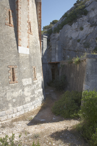 Base et fossé de la tour et de la courtine d'entrée de la batterie, porte à pont-levis, vus du sud-ouest.