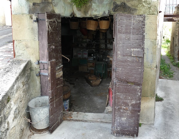 Pignon sud, premier niveau. Baie de la forge, équipée de contrevents en planches croisées articulés.