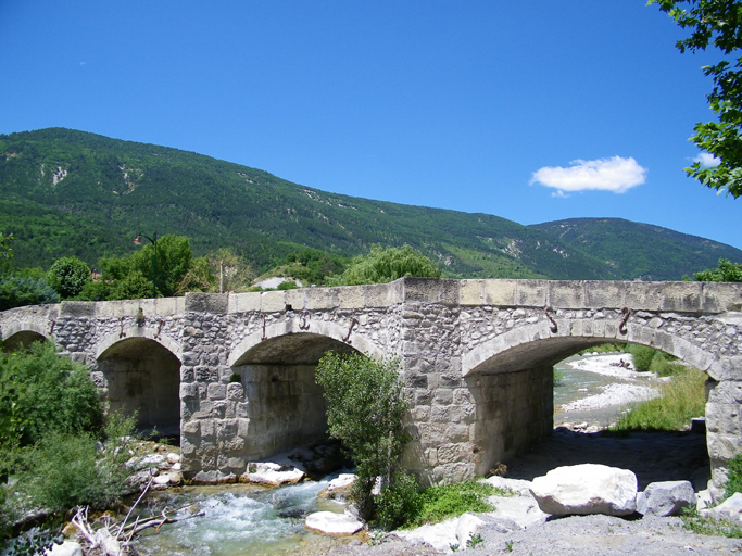 pont sur la Vaïre