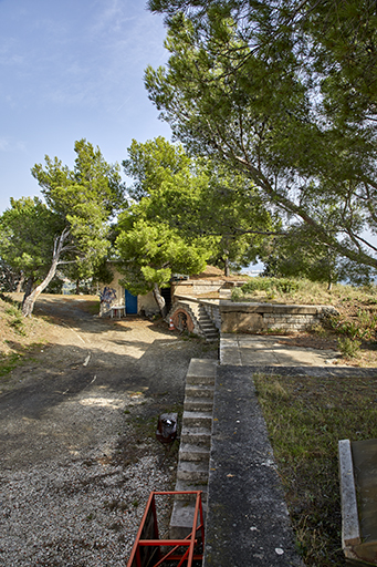 chemin de ronde et épaulement de baterie vus du parapet, au fond, poste de commandement