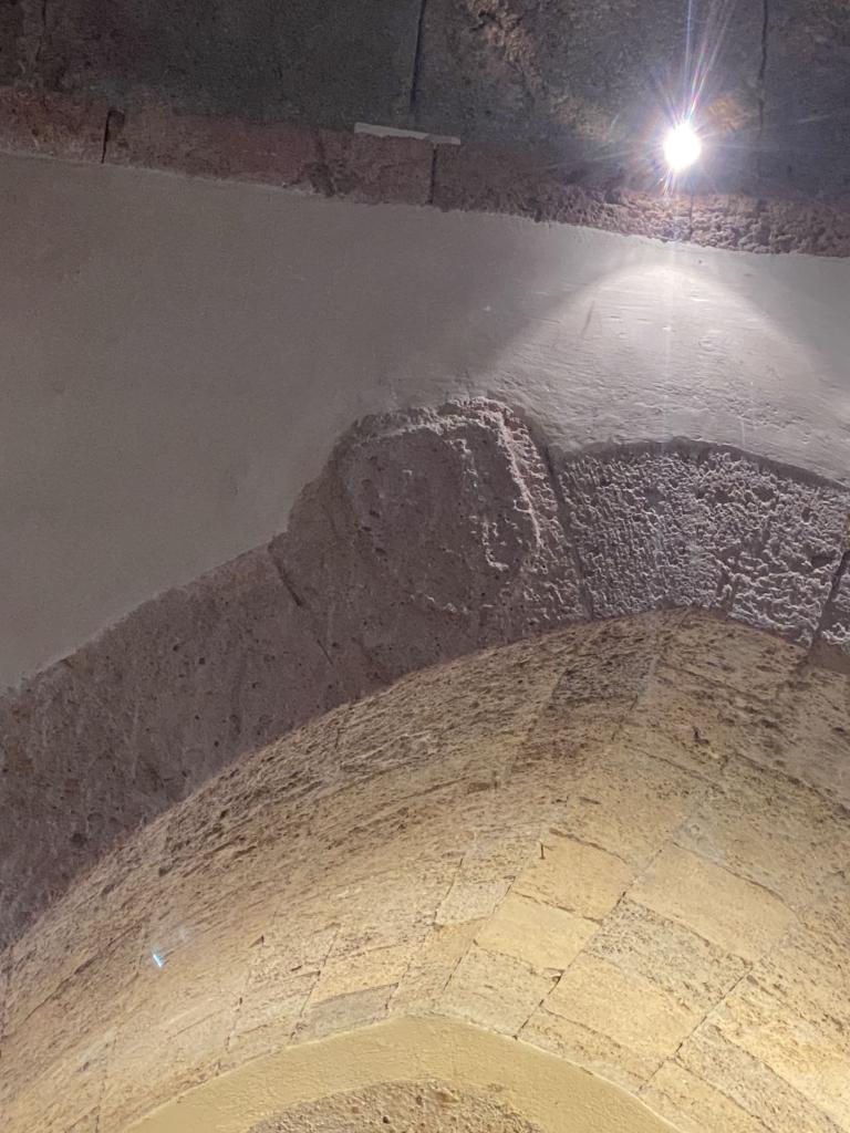 Détail de l'écu sculpté sur l'arc de la chapelle sud.