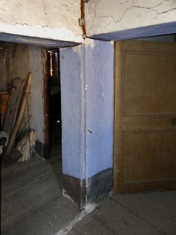 Etage, chambre nord-ouest. Angle sud-est, porte du palier et porte de la chambre sud-ouest.