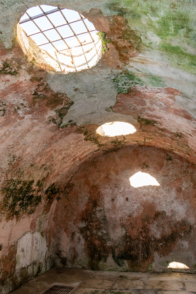 Intérieur du local vouté adossé au pied du côté est de la tour, ancienne glacière, puis prison