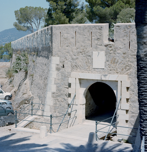 Porte de la citadelle (11'), façade extérieure dans le flanc droit du bastion 27.