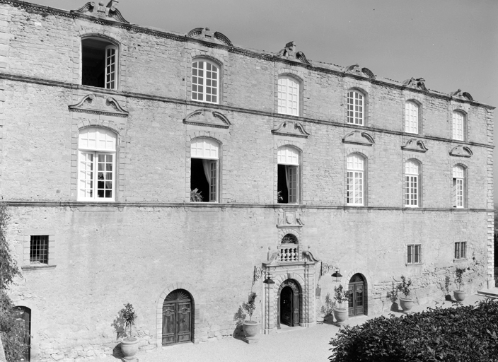 Façade principale, vue d'ensemble.