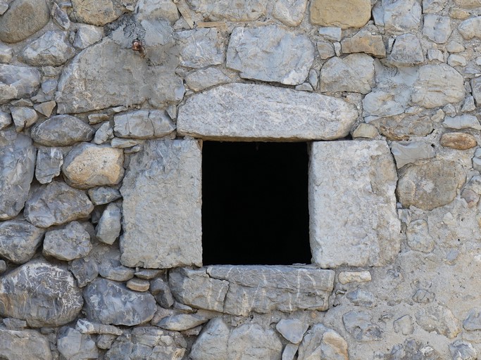 Jour d'étable avec encadrement en pierre de taille. Ferme au hameau de Saint-Aubert (Ribiers).