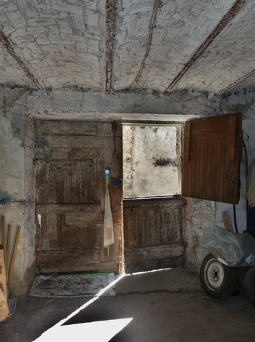 Etage de soubassement, étable. Mur est, porte.