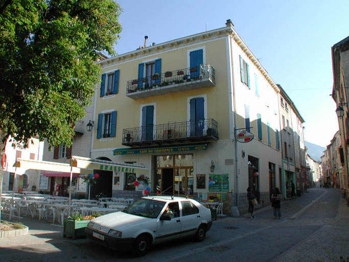 Café du Commerce et immeuble à logements