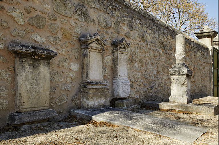 Vue des stèles d'applique du mur d'enceinte ouest et d'une colonne tronquée (stèles d'enfant), partie sud.