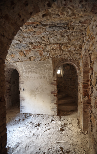 Tour crénelée type 1846 n° 2, etage de soubassement, travée de culée, ancienne cuisine, arrivée de l'escalier.