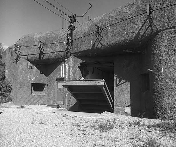 Bloc 1. Pont-levis à demi relevé.