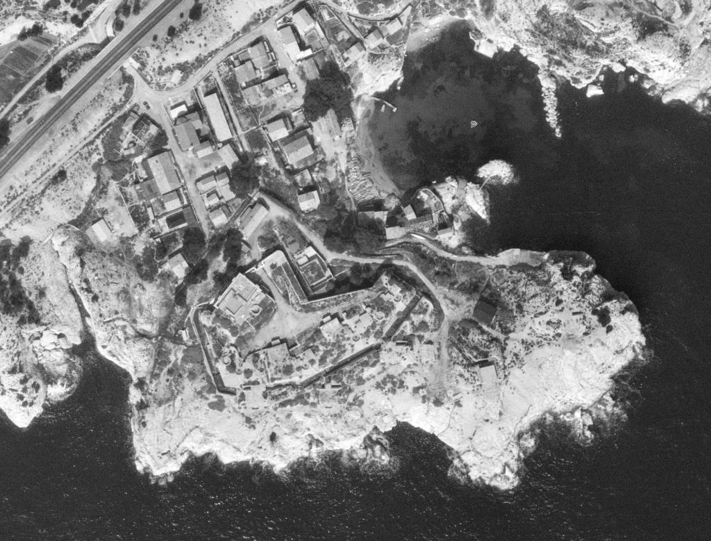 [Vue aérienne verticale de la batterie basse de Niolon], 1952.