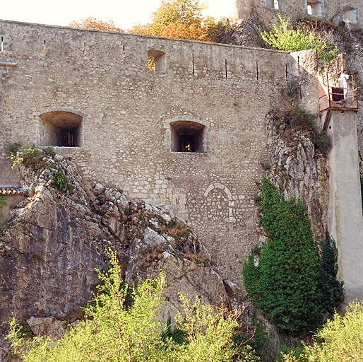 Redan 39. Face nord du redan, embrasures et poterne murée.