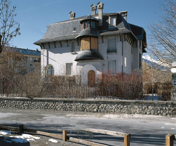 Vue générale de l'élévation sur rue et de la clôture.