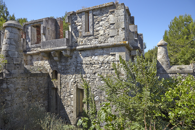 Tour-réduit crénelée type 1846 n°3 encadrée des deux batardeaux la reliant à l'enceinte du retranchement.