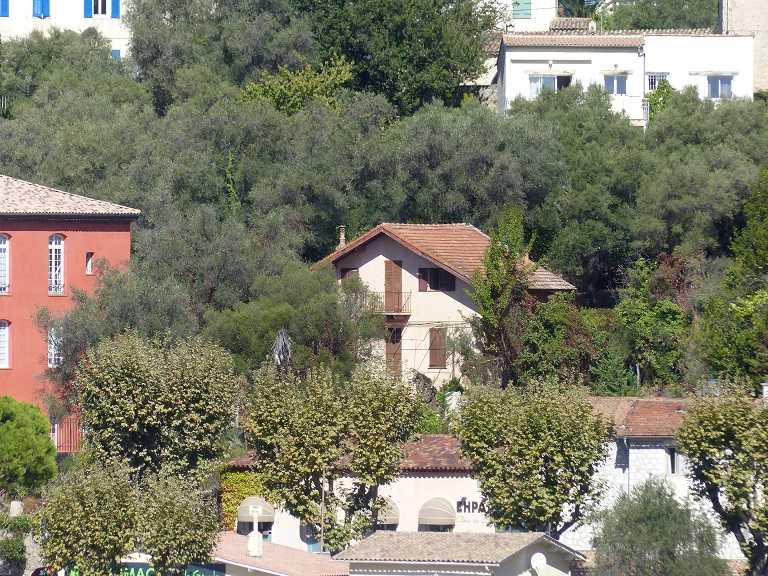 Vue de situation prise du sud-ouest depuis le quartier Le Peymont. 