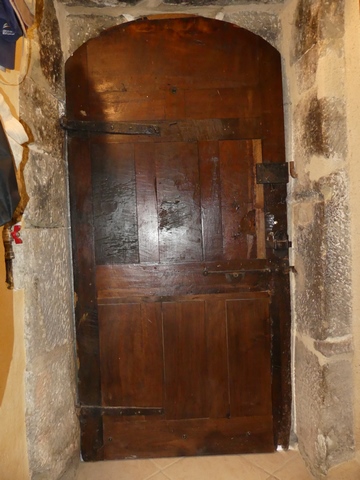 Rez-de-chaussée surélevé, mur nord. Porte.