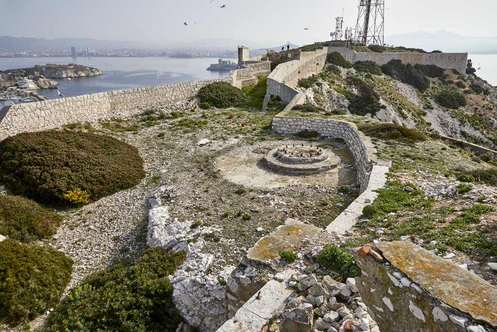 Position de tir n° 2 de la batterie ouest, vue plongeante prise de l'ouest, du dessus de la traverse-abri (j)