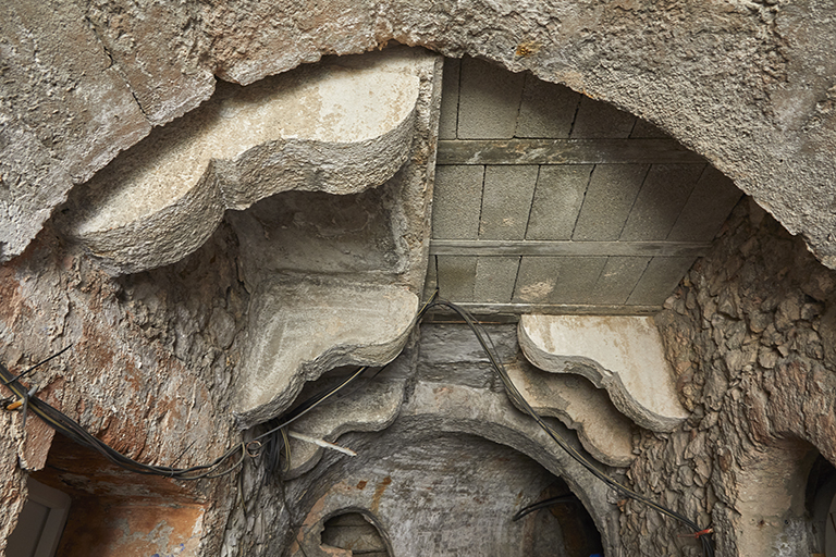 Fort St Nicolas : détail de consoles, vestiges des balcons-coursives des casemates d'étage d'origine à l'angle sud-ouest de la cour du donjon.