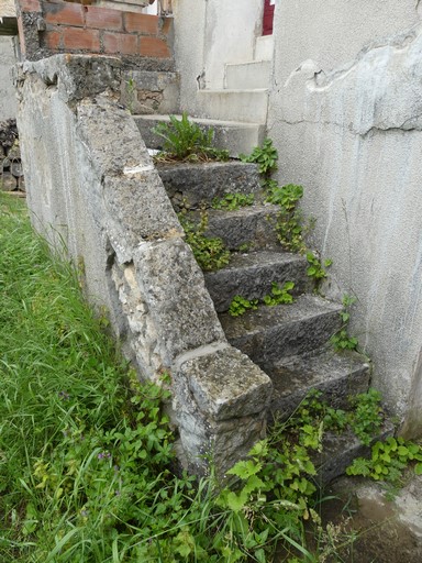 Escalier de distribution extérieur droit et palier. Ferme de Pré Paradis (Ribiers).