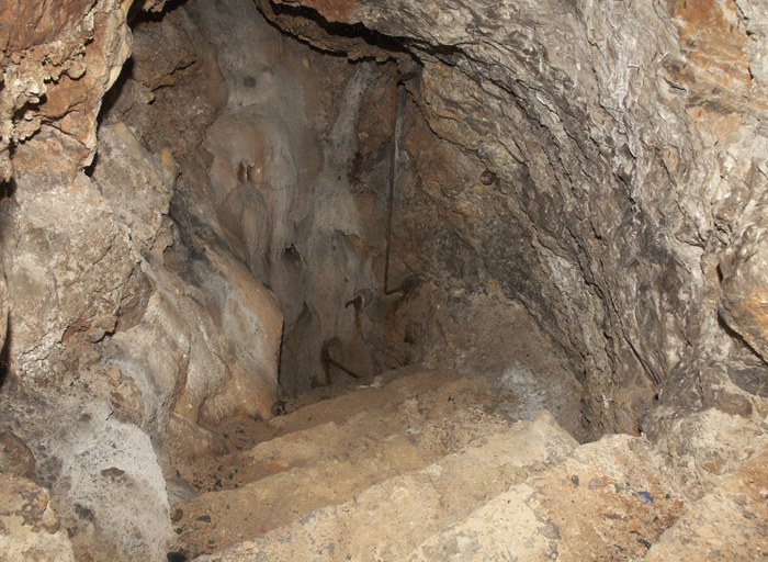 Souterrain-caverne, magasin aux détonateurs, descente vers la "grotte".