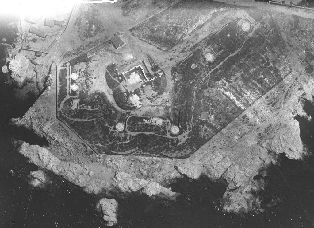 [Vue aérienne verticale de Marseille, quartiers d'Endoume et de Malmousque], 1923. Détail : batterie de la Pointe d'Endoume.