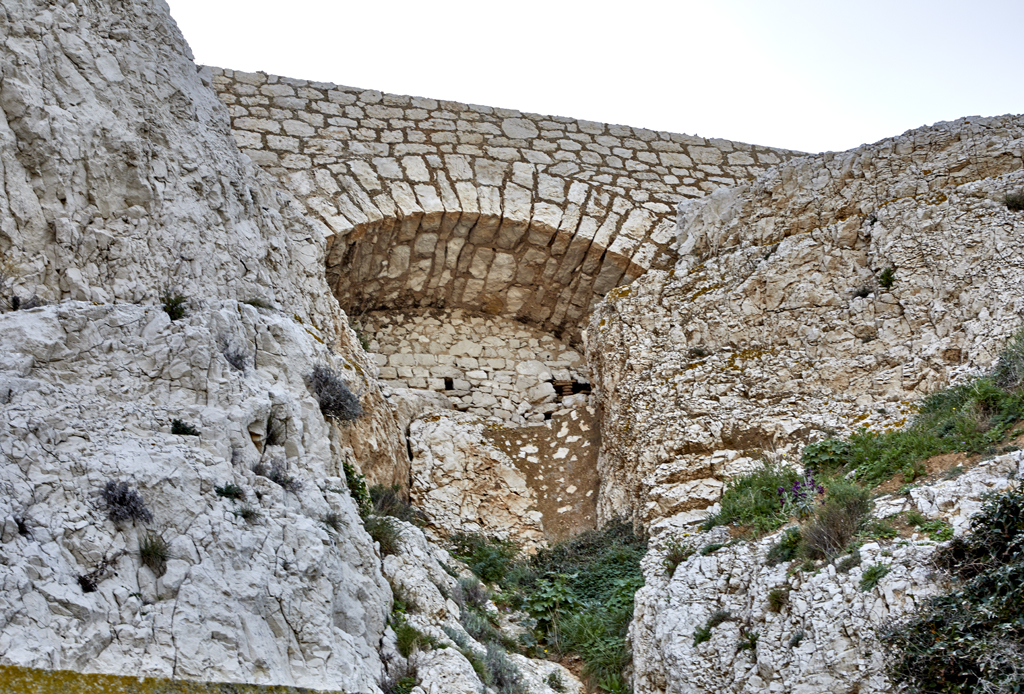 Front nord du fort, détail d'un segment de mur avec voûte en avant sur une faille du rocher