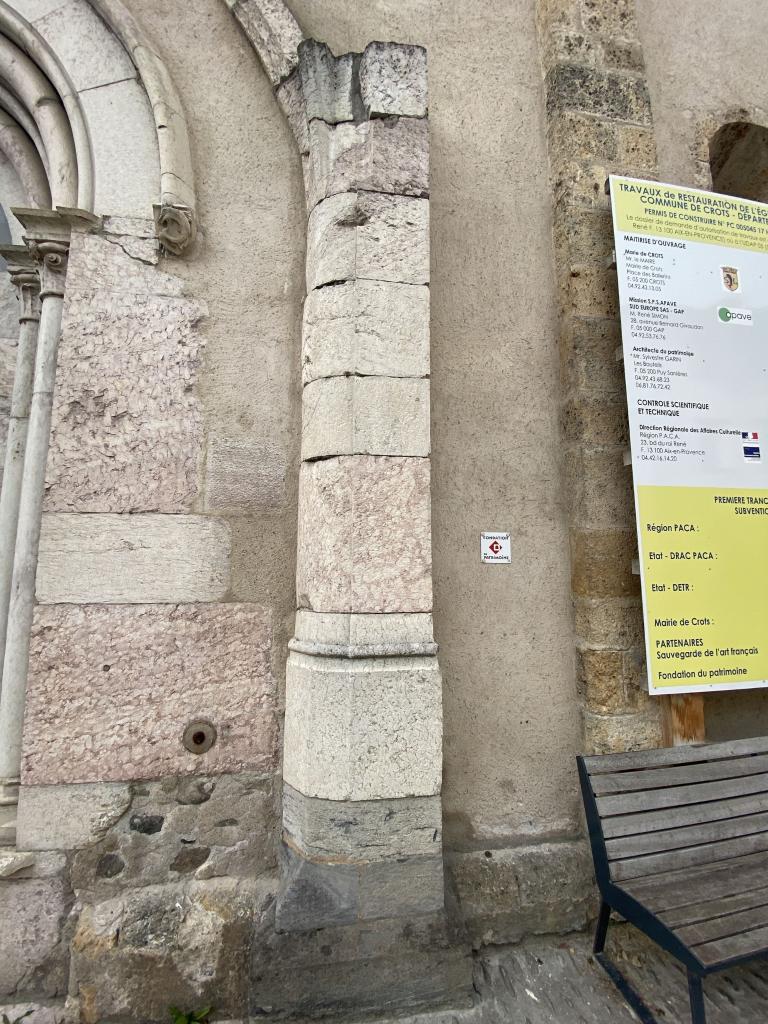 Détail des vestiges de l'ancien porche.