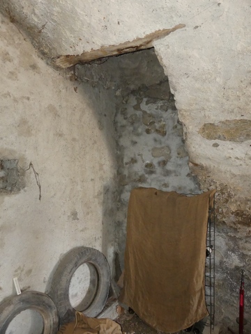 Etage de soubassement, étable. Angle sud-est, trappe de communication avec le fenil du rez-de-chaussée.