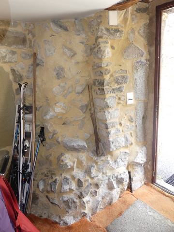 Partie est, rez-de-chaussée. Angle nord-ouest, épaisseur de la maçonnerie (parement intérieur arraché).