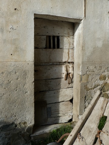 Bâtiment du pigeonnier. Elévation est, premier niveau. Porte de l'étable.