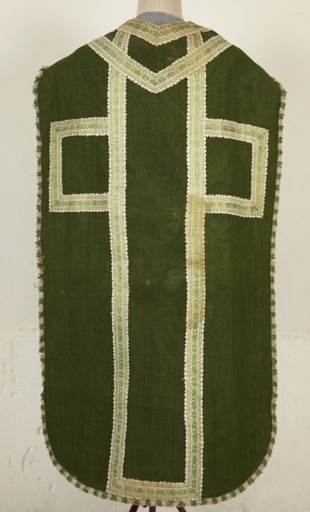 Ornement vert : chasuble, voile de calice, étole, manipule