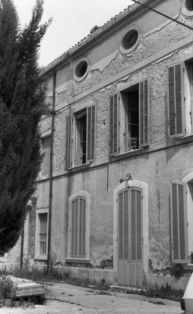 Maison puis orphelinat puis immeuble puis résidence Les cyprès