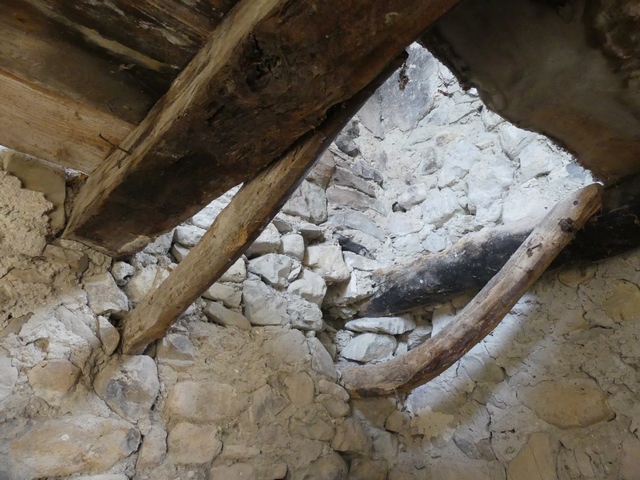 Etage de soubassement, étable-remise. Angle nord-est, corbeau du coffrage de la sole de la cheminée du logis.
