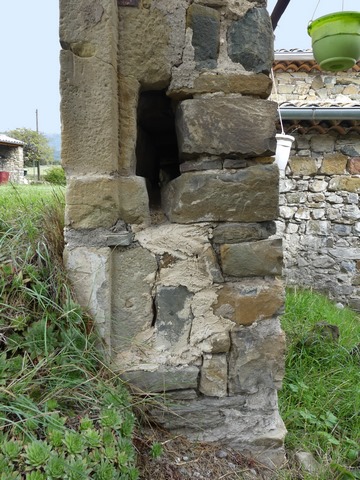 Cour. Portail occidental, embrasure nord et trou de barre.