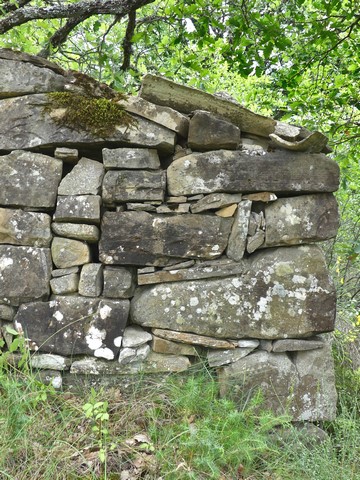 Maçonnerie en pierre sèche de grès, entrepôt agricole à Pié Léger.