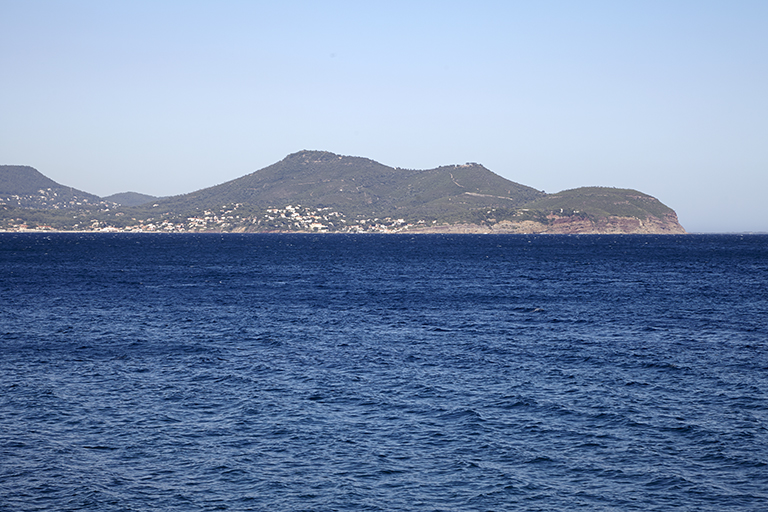 Côte Est de la grande rade vue du Puits, hauteurs de la Colle-Noire et de la Gavaresse.