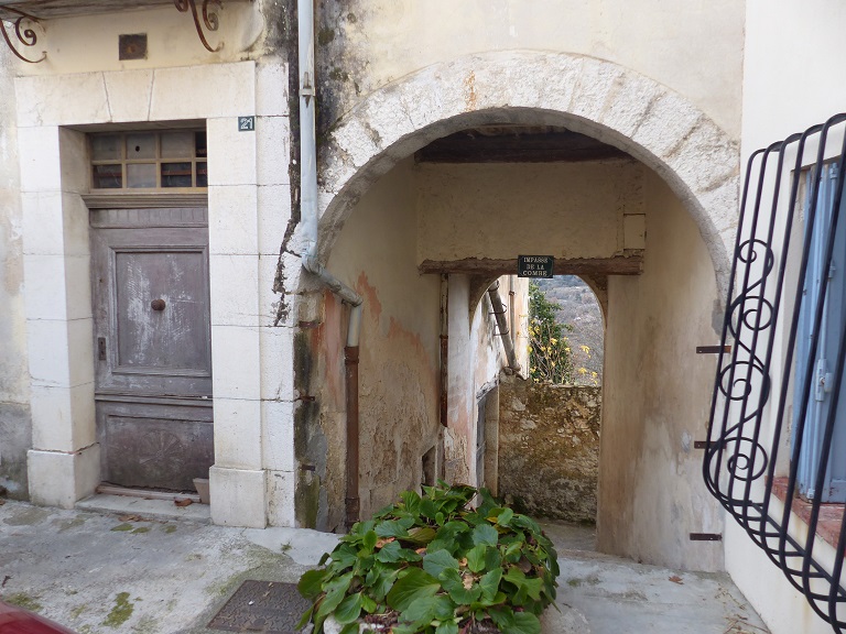 Maison (2023 B 409). Passage couvert.