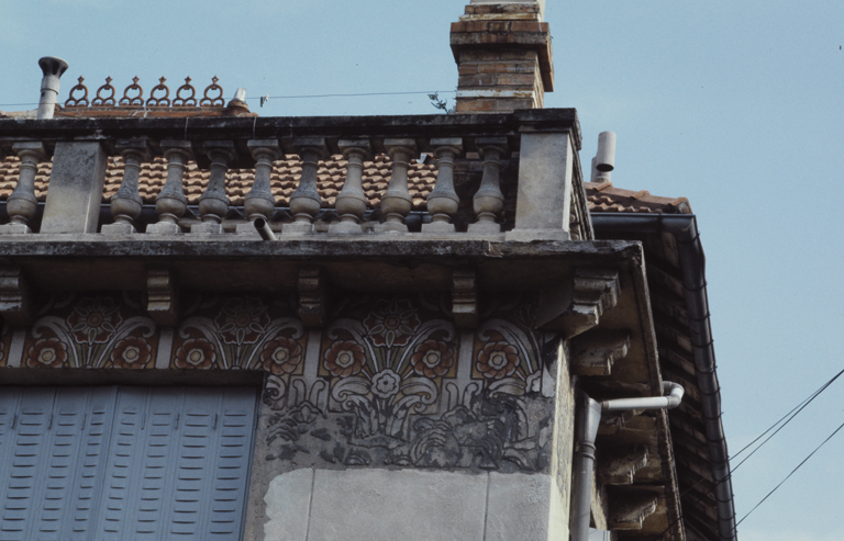 Détail de la frise peinte sur la façade antérieure sud.