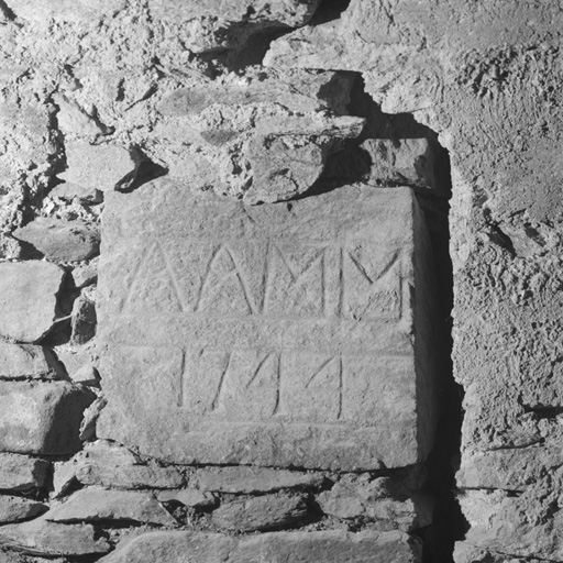 Inscription gravée dans l'écurie sur le mur intérieur. La pierre est peut-être remployée.