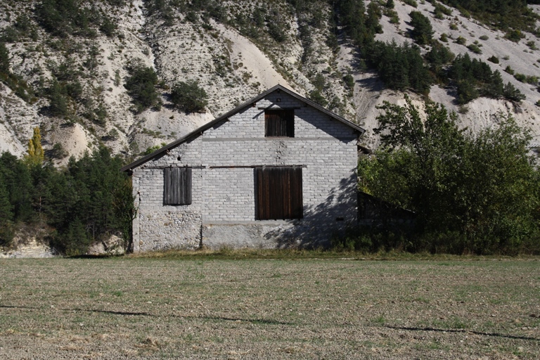 Ferme aux Saintes (parcelle ZA 64a) : adjonctions occidentales en parpaing artisanal.