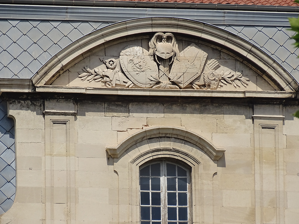 Bâtiment principal, détail du fronton de la façade sur cour du pavillon Sud-Est.
