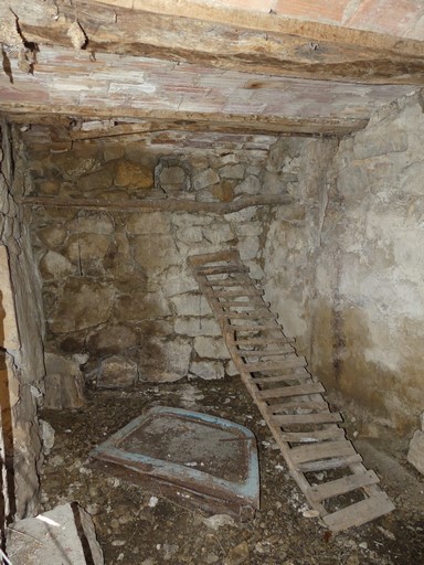 Bâtiment du logis. Poulailler sous la terrasse. Vue de volume.