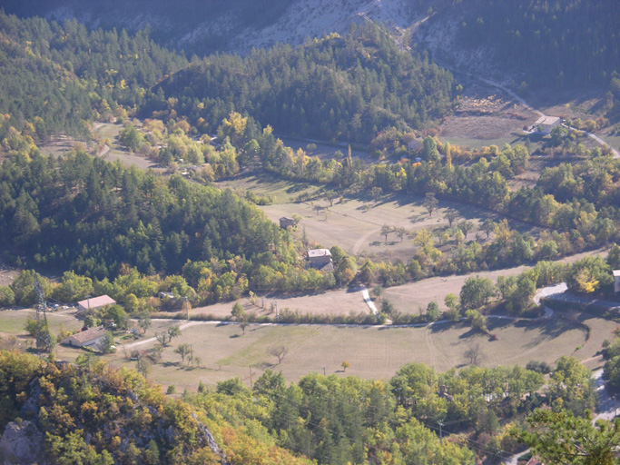 Castellane. Prés et vergers de la Lagne, ravins bordés de leur ripisylve.