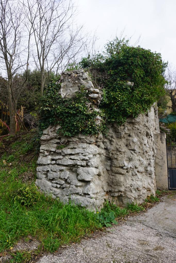 Pan de mur marquant l'emplacement de la chapelle Sainte-Anne.