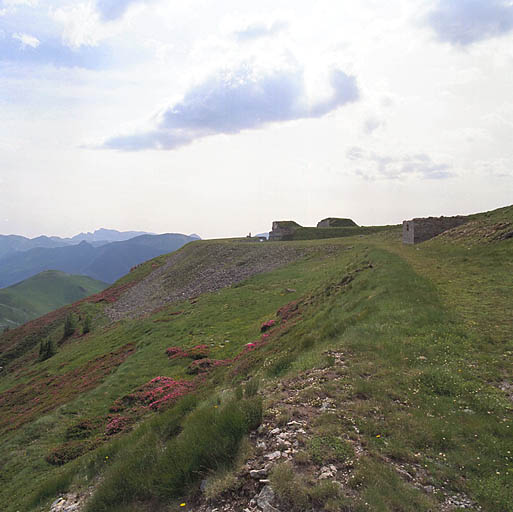 Abord ouest du fort, chemin, corps de garde, remblai de contrescarpe et front nord du fort.